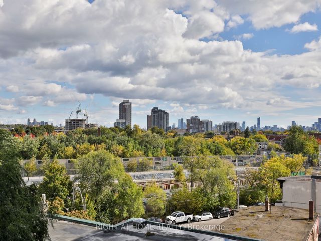 512 - 2720 Dundas St W
