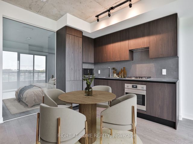 512 - 2720 Dundas St W