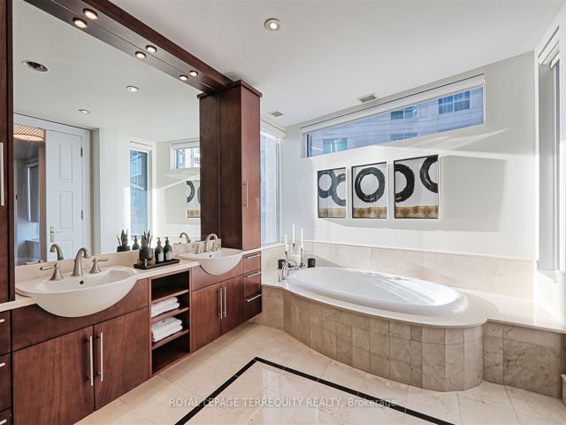 515 - 2095 Lake Shore Blvd W