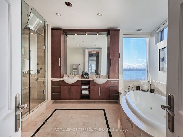 515 - 2095 Lake Shore Blvd W
