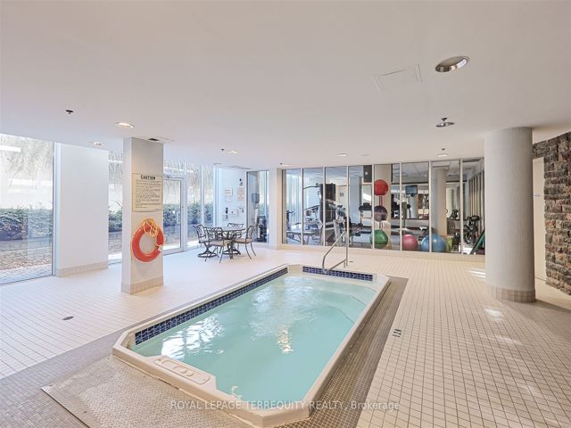 515 - 2095 Lake Shore Blvd W