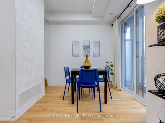 52 - 719 Lawrence Ave W