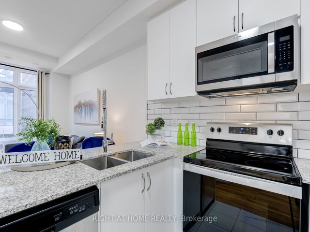 52 - 719 Lawrence Ave W