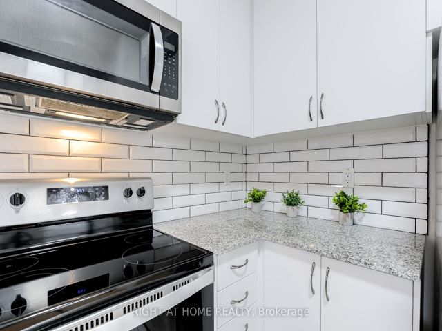 52 - 719 Lawrence Ave W