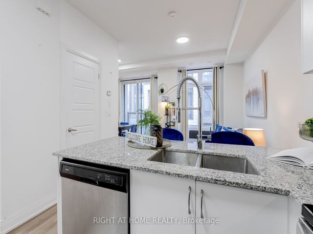 52 - 719 Lawrence Ave W