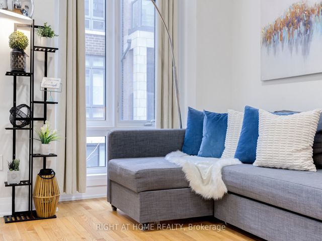 52 - 719 Lawrence Ave W