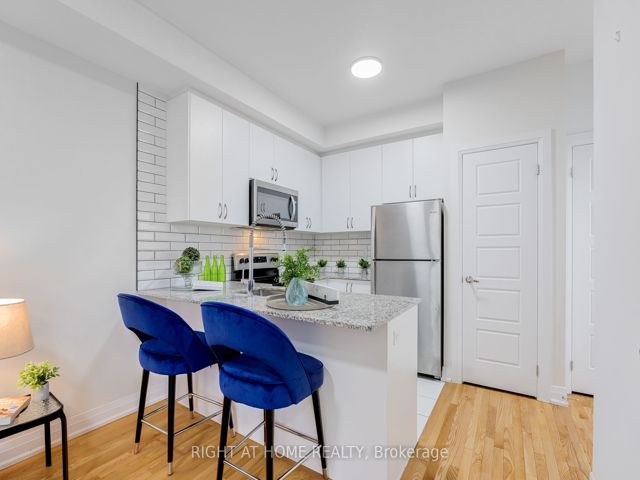52 - 719 Lawrence Ave W