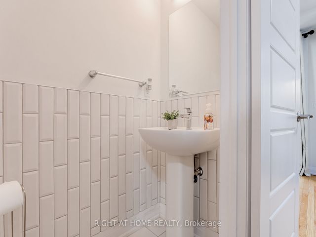 52 - 719 Lawrence Ave W