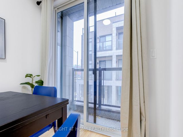52 - 719 Lawrence Ave W