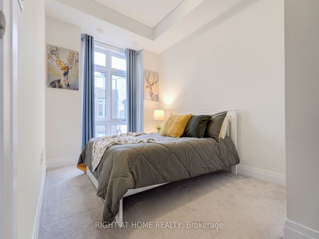 52 - 719 Lawrence Ave W
