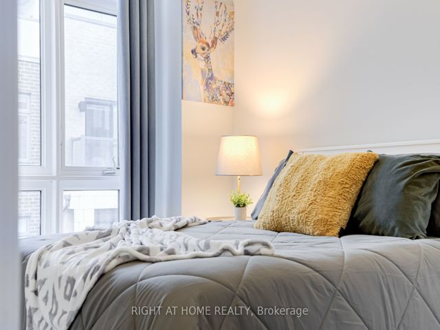 52 - 719 Lawrence Ave W