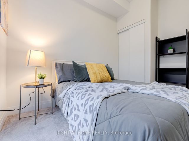 52 - 719 Lawrence Ave W