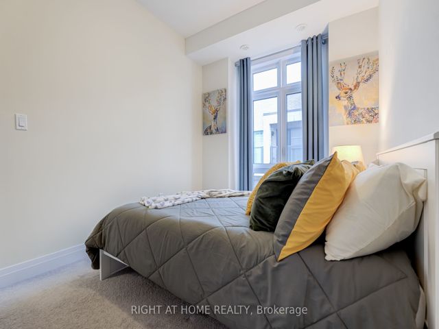 52 - 719 Lawrence Ave W