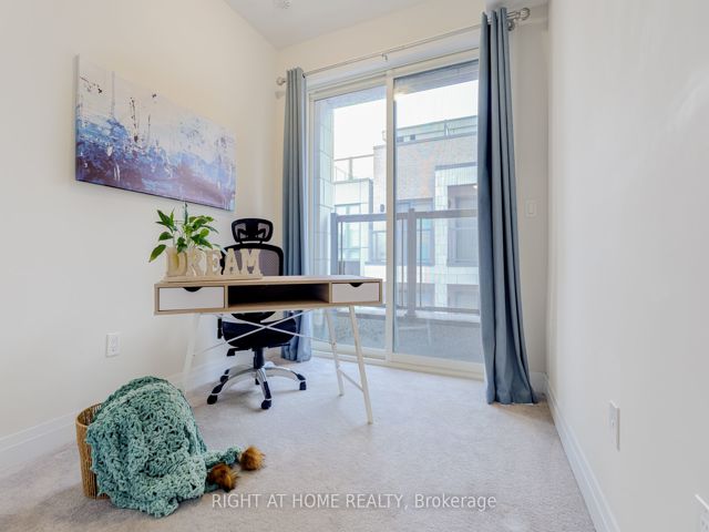 52 - 719 Lawrence Ave W