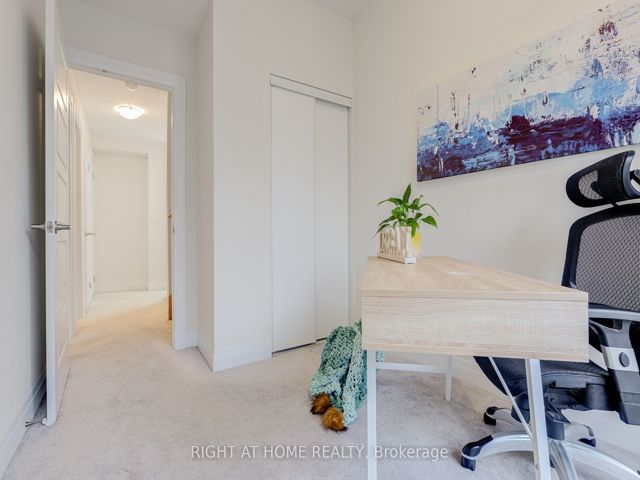 52 - 719 Lawrence Ave W