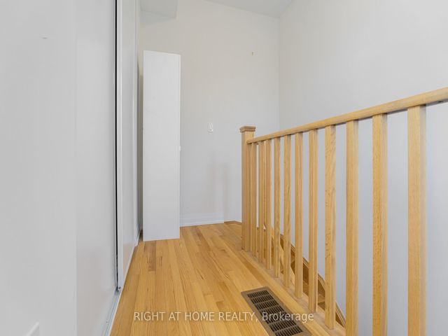 52 - 719 Lawrence Ave W