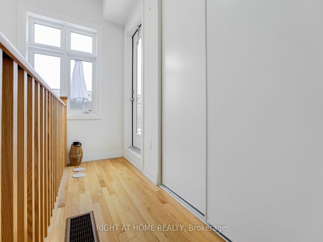 52 - 719 Lawrence Ave W