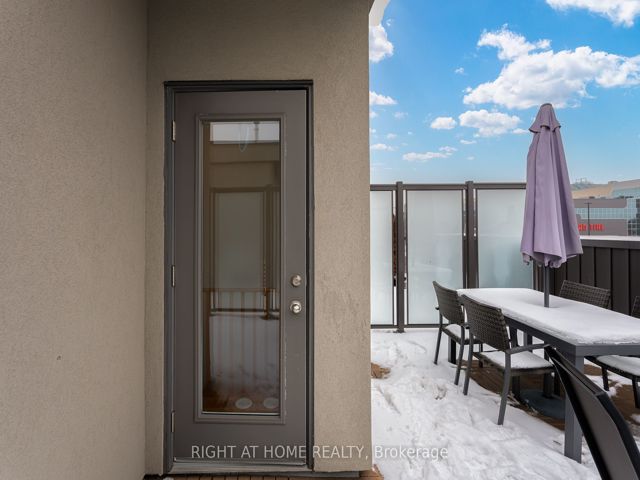 52 - 719 Lawrence Ave W