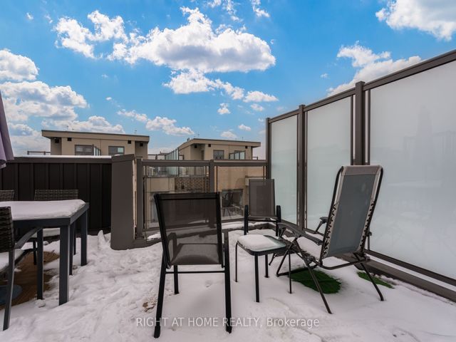 52 - 719 Lawrence Ave W