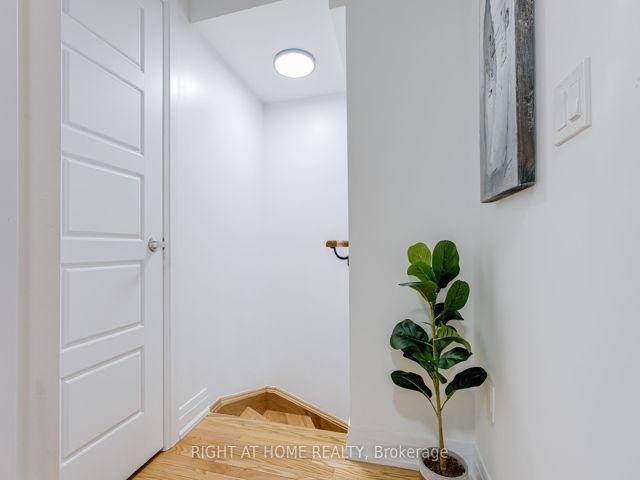 52 - 719 Lawrence Ave W