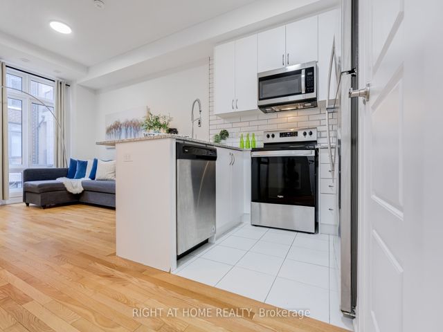 52 - 719 Lawrence Ave W