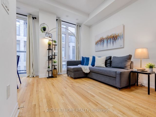 52 - 719 Lawrence Ave W