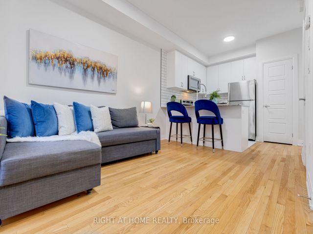 52 - 719 Lawrence Ave W