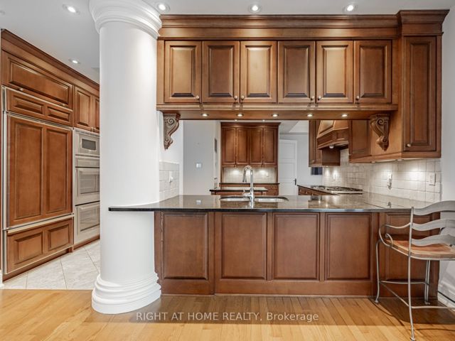 PH15 - 2095 Lake Shore Blvd W