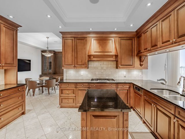 PH15 - 2095 Lake Shore Blvd W