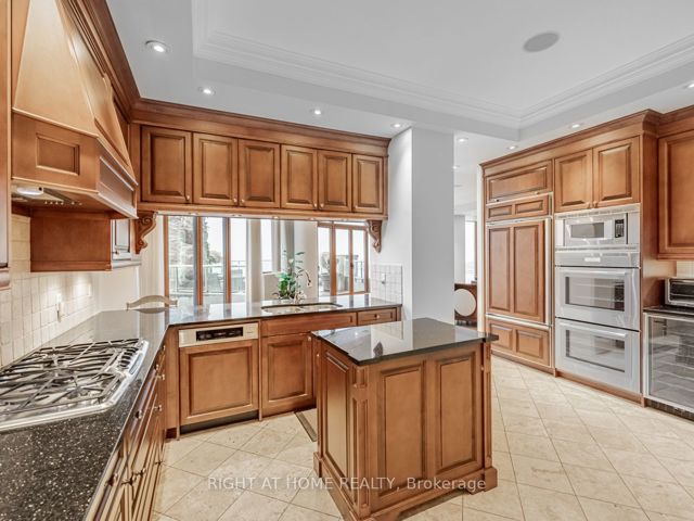 PH15 - 2095 Lake Shore Blvd W