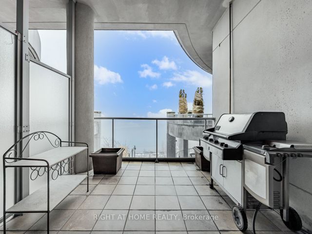 PH15 - 2095 Lake Shore Blvd W