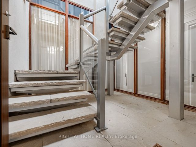 PH15 - 2095 Lake Shore Blvd W