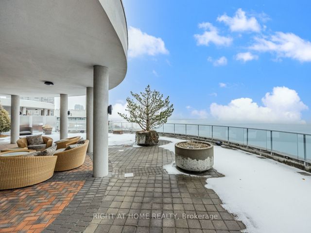PH15 - 2095 Lake Shore Blvd W