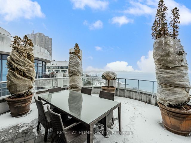 PH15 - 2095 Lake Shore Blvd W