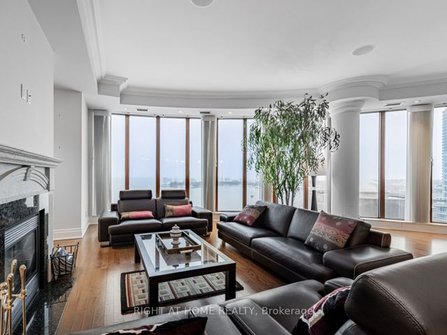 PH15 - 2095 Lake Shore Blvd W
