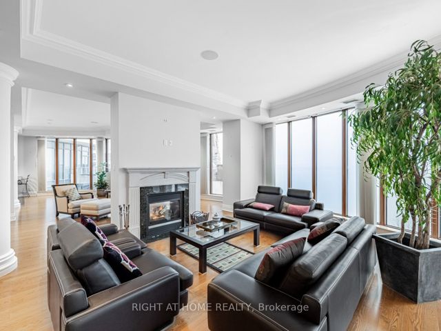 PH15 - 2095 Lake Shore Blvd W