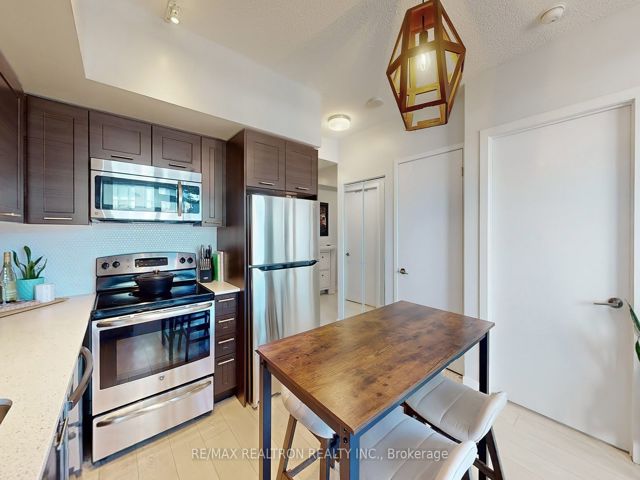 713 - 2212 Lakeshore Blvd W