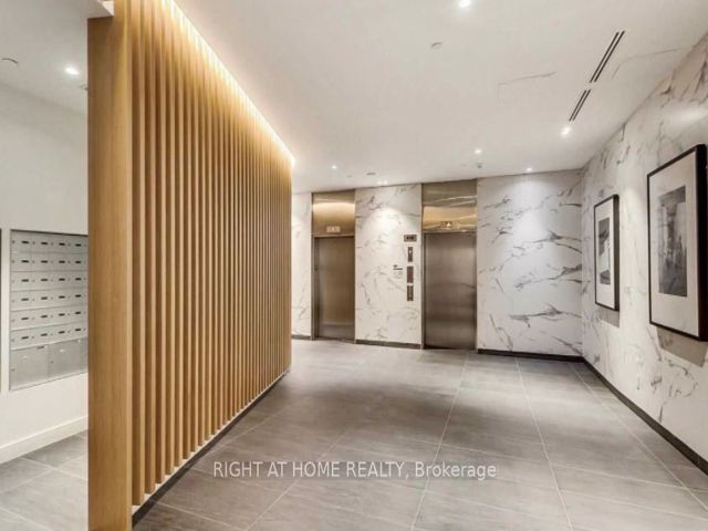 1215 - 160 Flemington Rd