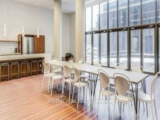 1215 - 160 Flemington Rd