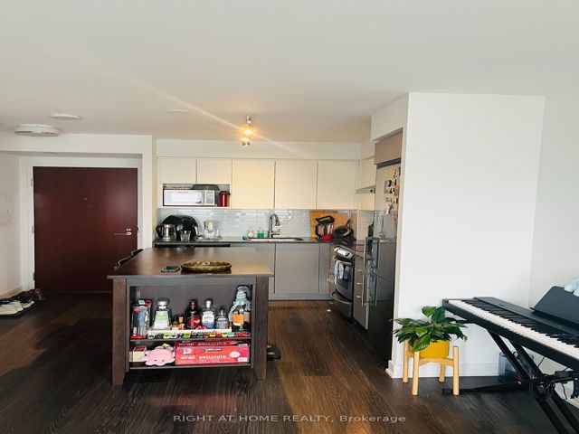 1215 - 160 Flemington Rd