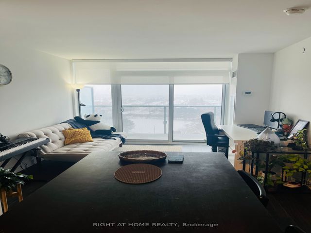 1215 - 160 Flemington Rd
