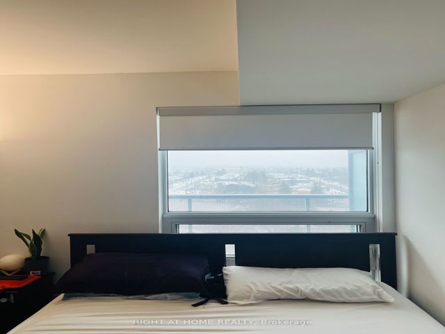 1215 - 160 Flemington Rd