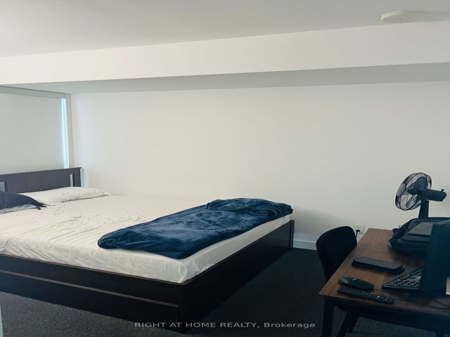 1215 - 160 Flemington Rd