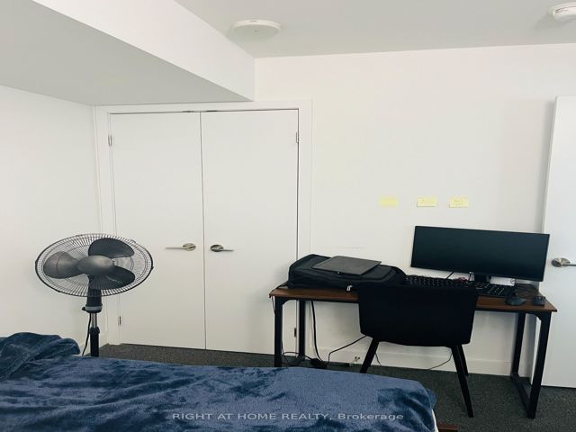 1215 - 160 Flemington Rd