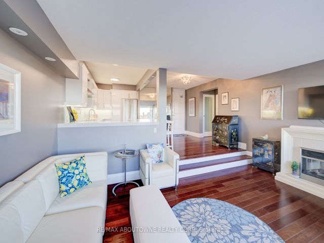 1006 - 260 Scarlett Rd