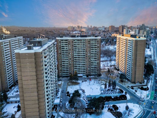 1006 - 260 Scarlett Rd