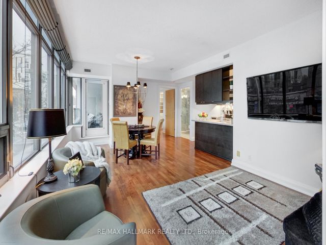 606 - 383 Ellis Park Rd