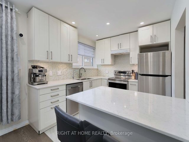 888 - 34 Tandridge Cres