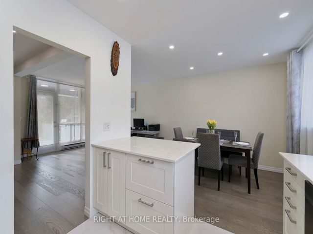 888 - 34 Tandridge Cres
