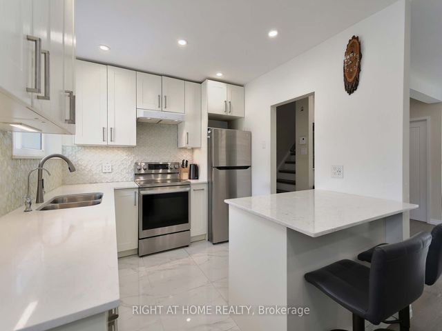 888 - 34 Tandridge Cres